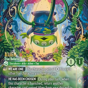 Peut inclure: Une carte à collectionner Disney Lorcana représentant un extraterrestre vert à trois yeux suspendu à l'envers sous une grande fleur rose. L'extraterrestre porte une combinaison bleue avec un emblème de planète. Texte : ALIEN, True Believer.