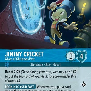 Pode incluir: Uma carta colecionável Disney Lorcana com Jiminy Cricket como o Fantasma dos Natais Passados. A ilustração mostra a personagem com cartola e casaco azuis, segurando um guarda-chuva vermelho perto de um grande relógio. O texto inclui Jiminy Cricket, Ghost of Christmas Past, Storyborn, Ally, Ghost, Boost 2 e Look Into Your Past.