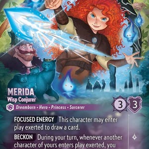 Könnte beinhalten: Eine Disney Lorcana Sammelkarte mit Merida Wisp Conjurer mit rotem Haar, die einen leuchtenden blauen Pfeil hält. Die Karte zeigt den Text Merida Wisp Conjurer, Focused Energy und Beckon sowie Spielstatistiken und Charaktermerkmale in einer Waldkulisse.
