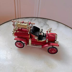 1914 Ford Model T Fire Engine Diecast Model – 1:18 Scale Red Truck with Rubber Tires and Opening Engine