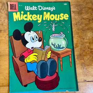 Figura de cerámica vintage de Mickey Mouse con cómic de 1944 imagen 3