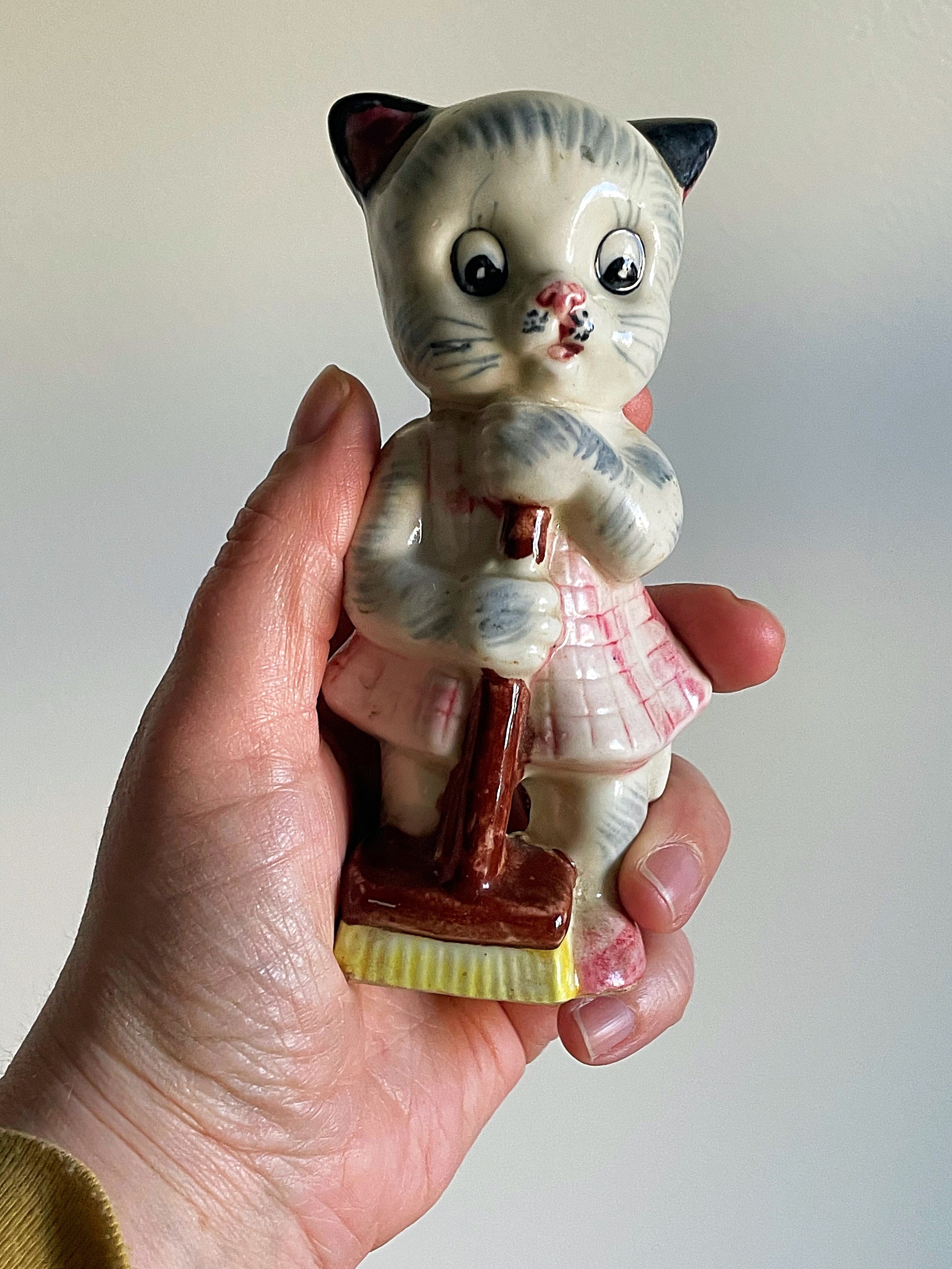 Mid-century Anthropomorphic Cat Figurine: Retro Kitsch Decor