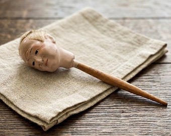Cabeza de muñeca japonesa antigua, principios del siglo XX. Rostro Gofun, clavija de madera en el cuello.