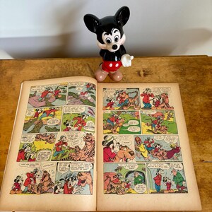 Figura de cerámica vintage de Mickey Mouse con cómic de 1944 imagen 2