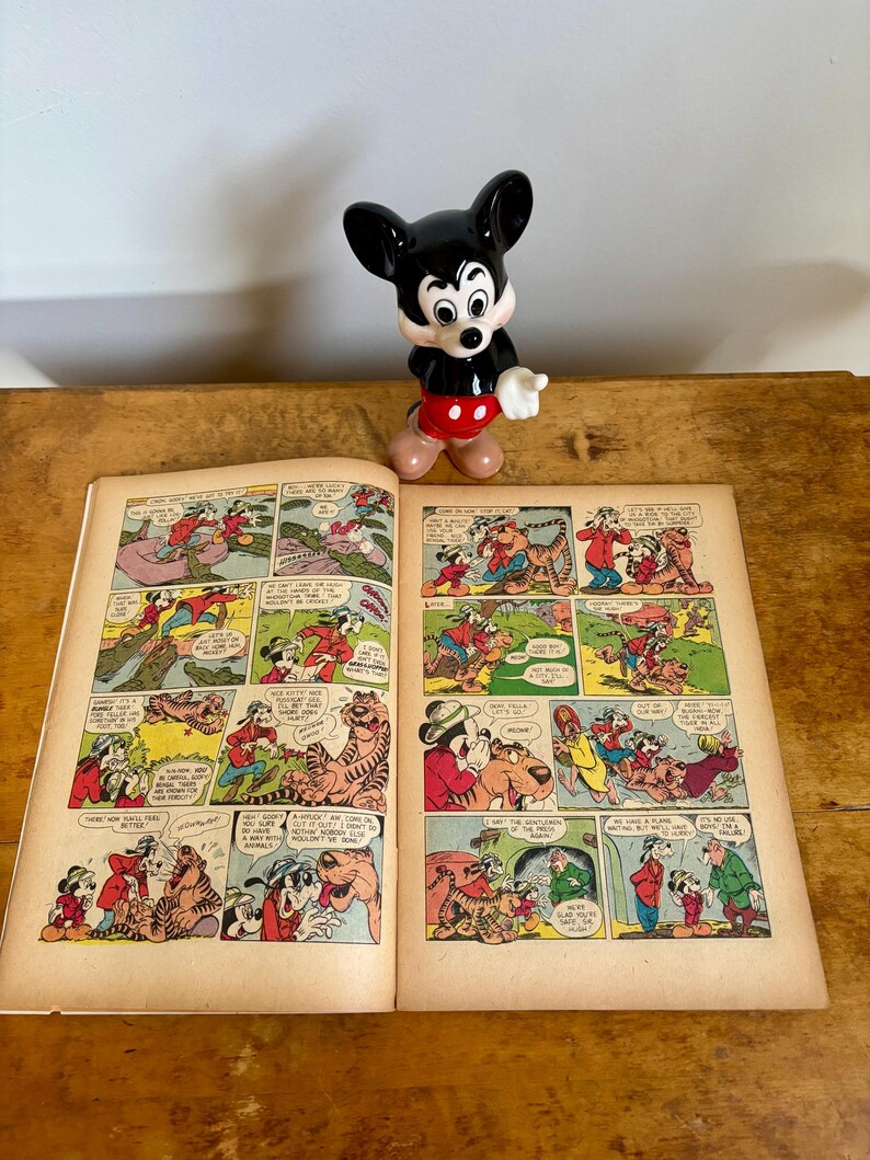 Figura de cerámica vintage de Mickey Mouse con cómic de 1944 imagen 2