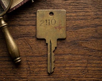 Llave de latón de mediados de siglo 2110, estilo vintage para hotel, buzón y correo. Herrajes industriales.