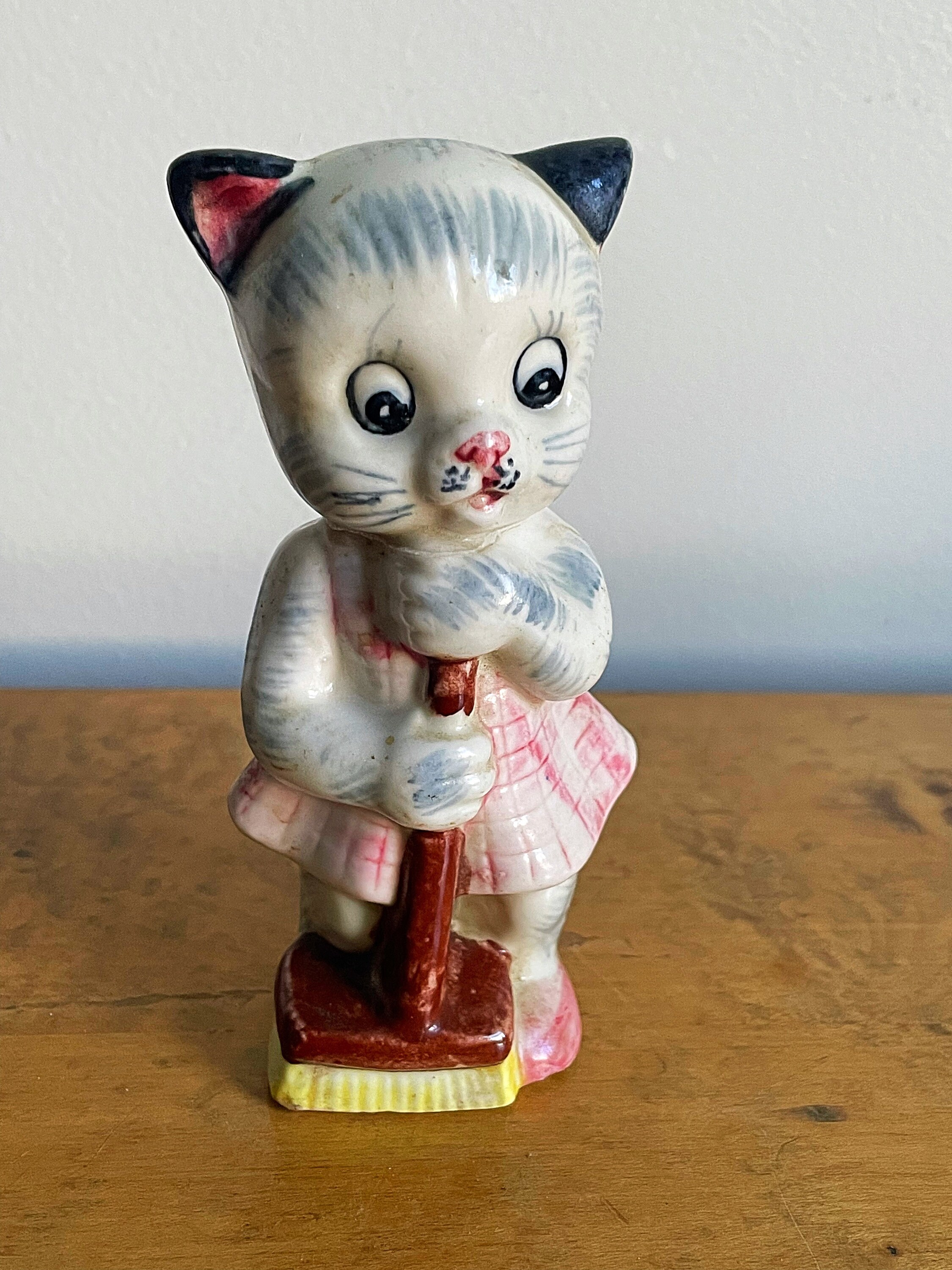 Mid-century Anthropomorphic Cat Figurine: Retro Kitsch Decor