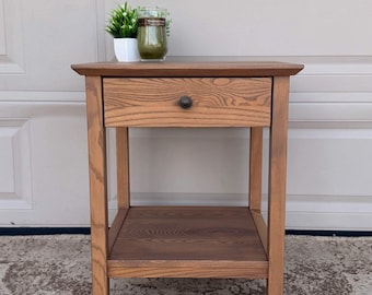 Mesita de noche/mesa auxiliar de madera maciza restaurada
