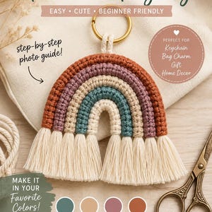 Peut inclure: Un porte-clés arc-en-ciel en crochet composé de quatre rangées arquées en fil rouille, mauve, bleu sarcelle et crème. Le bas de l'arc-en-ciel présente des franges couleur crème. Un anneau en métal doré est fixé au sommet. Texte : CROCHET Rainbow Keyring.