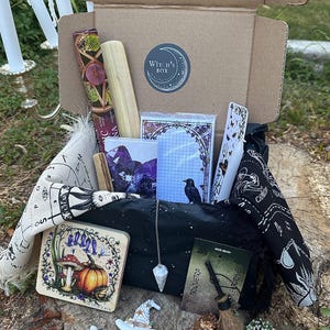 Witch's Box-Coffret Mystère Ésotérique: 10 produits| Pierres naturelles, Oracles, Palo Santo, bijoux, bracelets, et d'autres surprises…