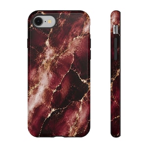 Telefoonhoesje van bordeauxrood marmer | iPhone-hoesje van robijnrood marmer | Luxe rode en gouden beschermhoes voor je telefoon | Glanzend of mat