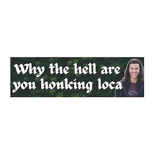 Puede incluir: Una pegatina rectangular para parachoques con un fondo de bosque verde oscuro y el texto en blanco Why the hell are you honking loca. A la derecha, hay un recorte fotográfico de una persona con el pelo largo y oscuro sonriendo a la cámara.