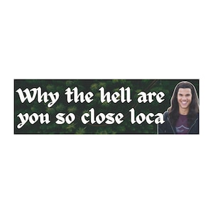 Puede incluir: Una pegatina rectangular con un fondo de bosque oscuro y el texto en blanco Why the hell are you so close loca. En el lado derecho, hay un recorte fotográfico de una persona con el pelo largo y oscuro sonriendo a la cámara.