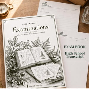 Puede incluir: Un libro de registro de exámenes de papel blanco con una ilustración botánica en blanco y negro de un libro abierto, hojas de helecho, hojas de roble, bellotas y un tintero. El texto de la portada dice Examinations, A Record of Written, Drawn & Demonstrated Work y Hearth & Habit Co. Se incluyen hojas de examen sueltas adicionales.