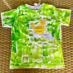 T-shirt met Kauai-kip en haanmotief voor kinderen, handbeschilderd unisex katoenen shirt chick on green