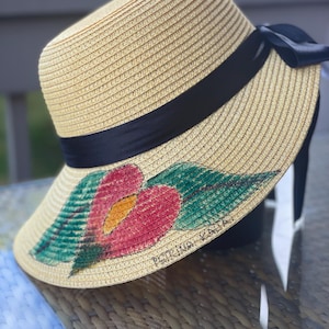 Visores y sombreros de paja pintados a mano, Kaua'i, Hawái, fáciles de empacar. holiday anthurium