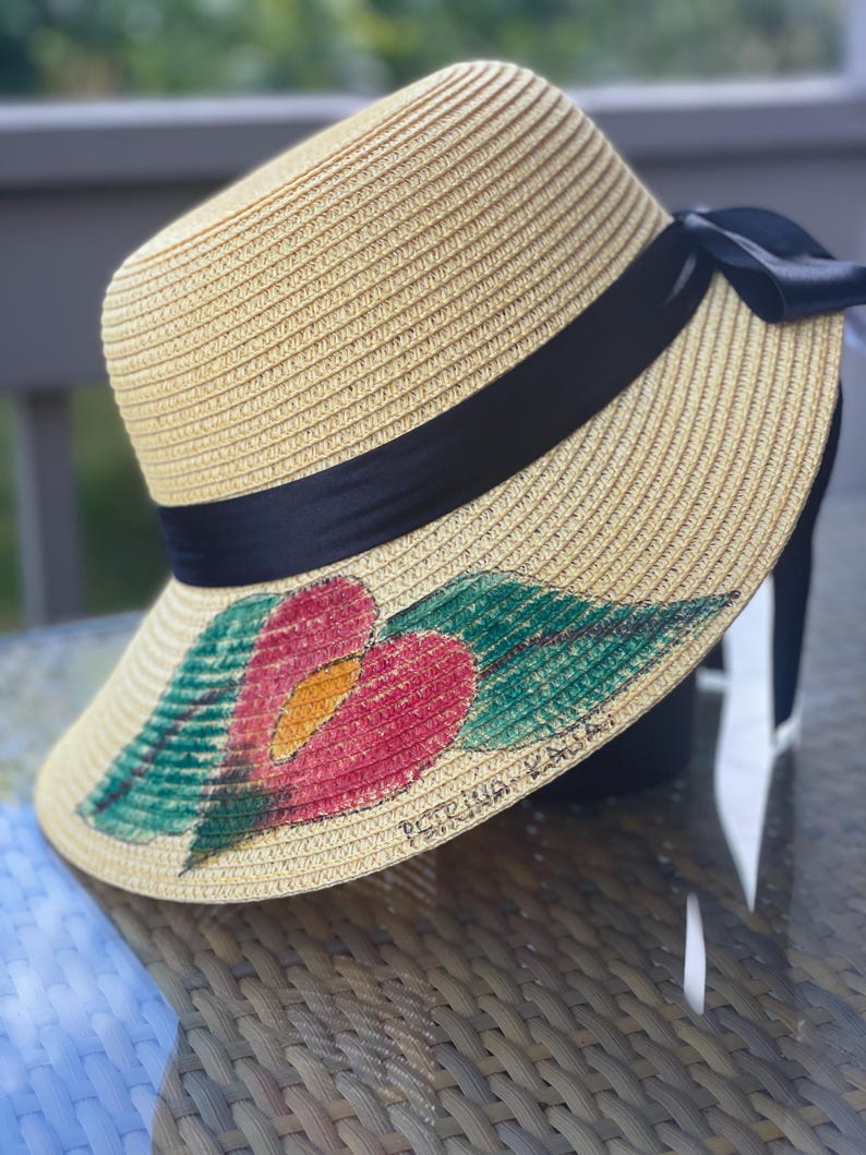 Visores y sombreros de paja pintados a mano, Kaua'i, Hawái, fáciles de empacar. holiday anthurium