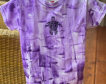 Hawaii Kauai Kids Turtle Shirt Hawaii Maglietta in cotone dipinta a mano Maglietta Kauai Turtle Best seller Baby Shower Regalo di compleanno 6 mos - 6/8