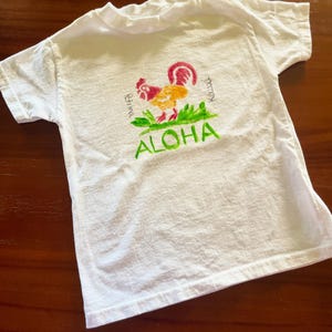 T-shirt met Kauai-kip en haanmotief voor kinderen, handbeschilderd unisex katoenen shirt afbeelding 3