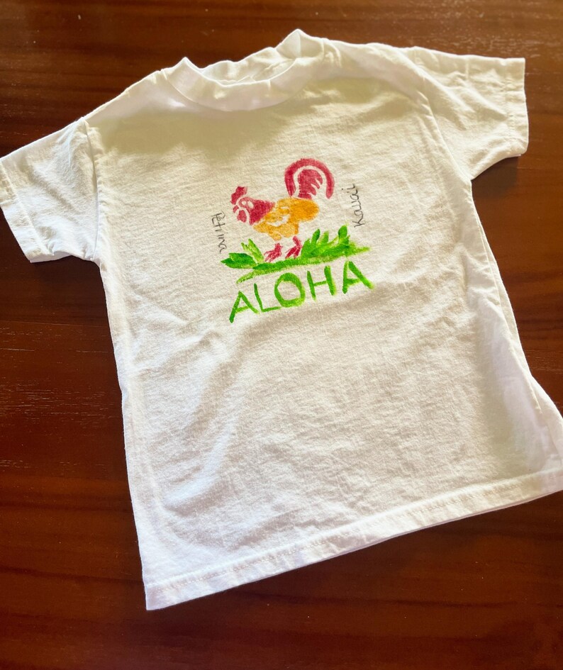 T-shirt met Kauai-kip en haanmotief voor kinderen, handbeschilderd unisex katoenen shirt afbeelding 3