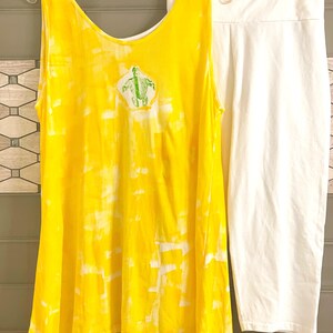 Green honu/turtle on yellow tunic with white leggings