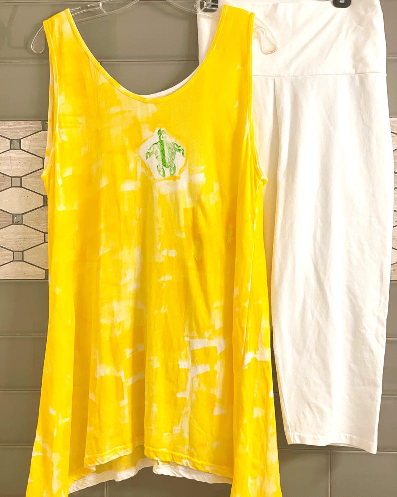 Green honu/turtle on yellow tunic with white leggings