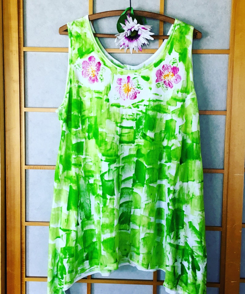 Hibiscus lei on green cotton tunic.