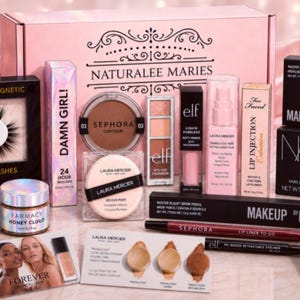 以下が含まれることがあります： Naturalee Mariesのピンクの箱、Lilly Lashesのつけまつげ、Sephoraのブロンザー、e.l.f.のプライマー、Laura Mercierのセッティングスプレーとパウダー、Too Facedのリップインジェクション、Makeup by Marioのハイライターとアイブロウペンシル、NARSのブラッシュ、Mario Badescuのスクラブ、Farmacyのハニークラウド、Chanelの香水、各種アイライナーを含む美容製品のコレクション。