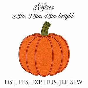 Op de afbeelding: Een oranje pompoen borduurontwerp met een groene steel. De tekst erboven luidt 3 Sizes 2.5in, 3.5in, 4.5in height. De tekst eronder luidt DST, PES, EXP, HUS, JEF, SEW. Het ontwerp heeft een gestikte omtrek en een gestructureerd vulpatroon.
