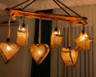 Rustikaler Kronleuchter aus Holzbalken, handgefertigte Boho-Seil-Deckenleuchte, Pendelleuchte im Landhausstil, Korblaternen-Kronleuchter in Herzform