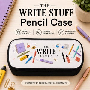 Puede incluir: Un estuche rectangular en blanco y negro con el texto THE WRITE STUFF. El panel superior blanco muestra un estampado gráfico de varios artículos de papelería, incluyendo bolígrafos, rotuladores, un cuaderno pequeño y clips esparcidos.