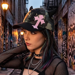 Boné de beisebol camuflado com chifres de diabo: estilo punk streetwear, aplique de cruz gótica, estilo Harajuku
