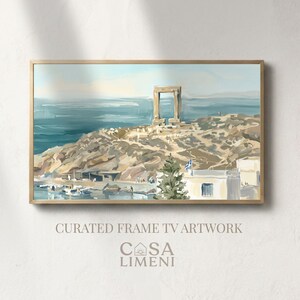 Könnte beinhalten: Ein rechteckiges digitales Kunstwerk für einen Fernsehrahmen, das eine gemalte Landschaft der Portara von Naxos in Griechenland zeigt. Die Szene stellt einen steinernen Torbogen auf einem felsigen Hügel über einem blauen Meer mit kleinen Booten und weißen Gebäuden dar.