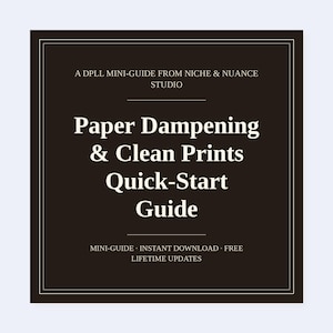 以下が含まれることがあります： ダークブラウンの正方形のデジタルガイドカバー。白い文字で「A DPLL MINI-GUIDE FROM NICHE & NUANCE STUDIO, Paper Dampening & Clean Prints Quick-Start Guide, MINI-GUIDE, INSTANT DOWNLOAD, FREE LIFETIME UPDATES」と記載されています。