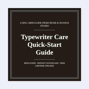 以下が含まれることがあります： ダークブラウンの正方形のデジタルガイドカバー。白い文字で「A DPLL MINI-GUIDE FROM NICHE & NUANCE STUDIO, Typewriter Care Quick-Start Guide, MINI-GUIDE, INSTANT DOWNLOAD, FREE, LIFETIME UPDATES」と書かれ、細い白い線で囲まれています。