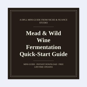 Könnte beinhalten: Ein dunkelbrauner quadratischer Informationsleitfaden mit dem Titel A DPLL MINI-GUIDE FROM NICHE & NUANCE STUDIO. Der Text lautet Mead & Wild Wine Fermentation Quick-Start Guide, gefolgt von MINI-GUIDE, INSTANT DOWNLOAD, FREE und LIFETIME UPDATES.
