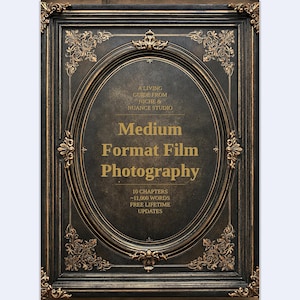Puede incluir: Una cubierta de libro rectangular con un acabado oscuro y desgastado y esquinas de filigrana dorada. El centro presenta un marco ovalado que contiene el texto: A LIVING GUIDE FROM NICHE & NUANCE STUDIO, Medium Format Film Photography, 10 CHAPTERS, ~11,000 WORDS, FREE LIFETIME UPDATES.