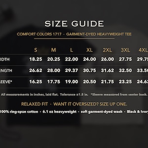 Op de afbeelding: Een maattabel voor een Comfort Colors 1717 zwaar kledingstuk-geverfd t-shirt. De tabel toont breedte-, lengte- en mouwmaten in inches voor de maten S tot 4XL. Het vermeldt 100% ringgesponnen katoen en een gewicht van 6,1 oz.