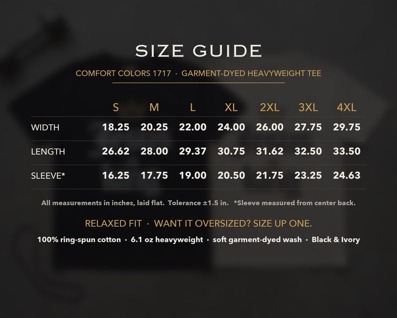 Op de afbeelding: Een maattabel voor een Comfort Colors 1717 zwaar kledingstuk-geverfd t-shirt. De tabel toont breedte-, lengte- en mouwmaten in inches voor de maten S tot 4XL. Het vermeldt 100% ringgesponnen katoen en een gewicht van 6,1 oz.