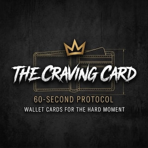 Pode incluir: Um design gr&aacute;fico preto com um &iacute;cone de coroa dourada sobre uma ilustra&ccedil;&atilde;o de carteira em branco. O texto diz THE CRAVING CARD, 60-SECOND PROTOCOL e WALLET CARDS FOR THE HARD MOMENT em letras brancas e douradas sobre um fundo escuro texturizado.