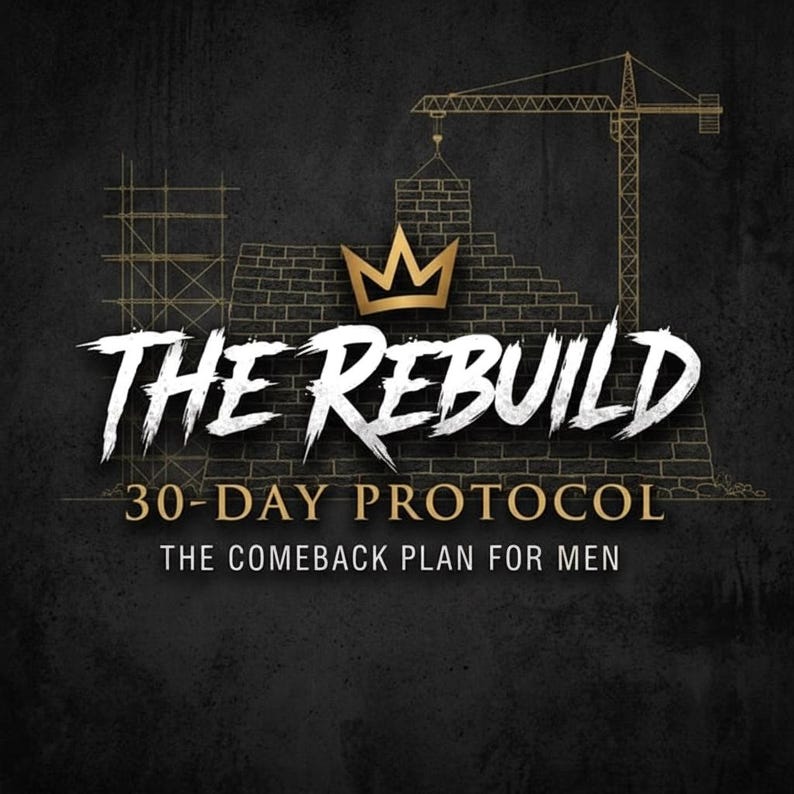 Puede incluir: Un dise&ntilde;o gr&aacute;fico sobre un fondo oscuro texturizado que presenta un icono de corona dorada sobre el texto blanco THE REBUILD, seguido del texto dorado 30-DAY PROTOCOL y THE COMEBACK PLAN FOR MEN, con un dibujo lineal dorado de un muro de ladrillos y una gr&uacute;a.