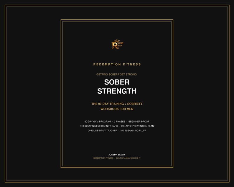 Peut inclure: Une couverture de cahier d'exercices rectangulaire noire avec du texte et des bordures dor&eacute;s. Le titre indique SOBER STRENGTH, REDEMPTION FITNESS, GETTING SOBER? GET STRONG. THE 90-DAY TRAINING + SOBRIETY WORKBOOK FOR MEN, JOSEPH ELIA IV et d'autres d&eacute;tails.