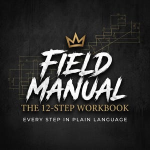 Op de afbeelding: Een zwart grafisch ontwerp met de witte tekst FIELD MANUAL en een gouden kroonicoon erboven. Daaronder staat de tekst THE 12-STEP WORKBOOK en EVERY STEP IN PLAIN LANGUAGE. Op de achtergrond staan dunne gouden technische tekeningen van trappen.