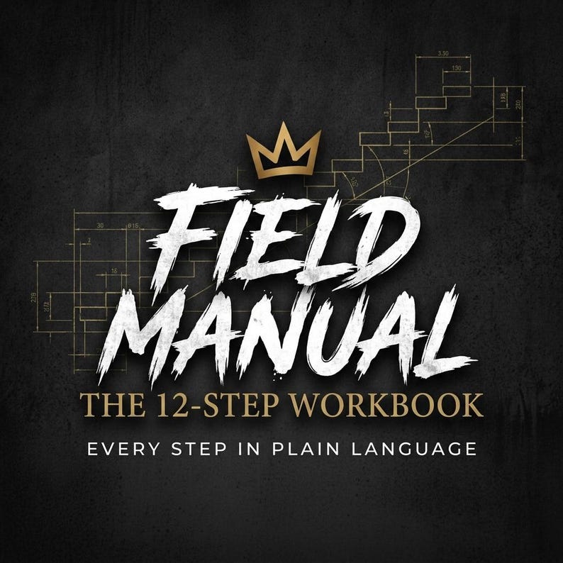 Op de afbeelding: Een zwart grafisch ontwerp met de witte tekst FIELD MANUAL en een gouden kroonicoon erboven. Daaronder staat de tekst THE 12-STEP WORKBOOK en EVERY STEP IN PLAIN LANGUAGE. Op de achtergrond staan dunne gouden technische tekeningen van trappen.
