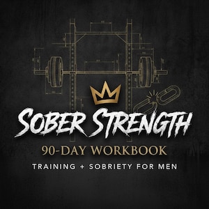 Peut inclure: Une couverture de cahier d'exercices noire intitul&eacute;e SOBER STRENGTH 90-DAY WORKBOOK TRAINING + SOBRIETY FOR MEN. Le design pr&eacute;sente une ic&ocirc;ne de couronne dor&eacute;e, un dessin technique d'un rack de musculation avec barre et une cha&icirc;ne bris&eacute;e.