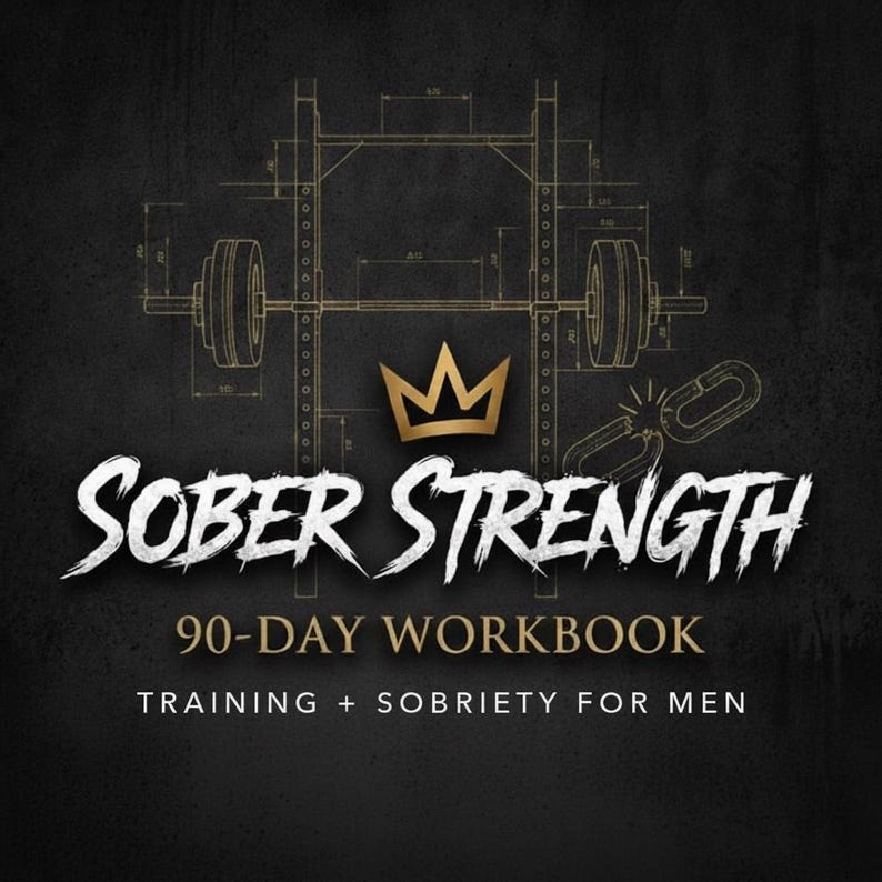 Peut inclure: Une couverture de cahier d'exercices noire intitul&eacute;e SOBER STRENGTH 90-DAY WORKBOOK TRAINING + SOBRIETY FOR MEN. Le design pr&eacute;sente une ic&ocirc;ne de couronne dor&eacute;e, un dessin technique d'un rack de musculation avec barre et une cha&icirc;ne bris&eacute;e.