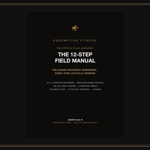 Op de afbeelding: Een zwart handboek getiteld The 12-Step Field Manual van Redemption Fitness. De omslag bevat witte tekst met details over de inhoud, waaronder alle 12 stappen in eenvoudige bewoordingen, werkpagina's, het volledige stap 4-systeem en 42 pagina's.
