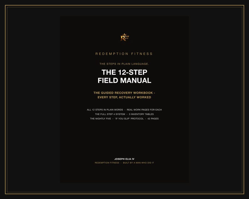 Op de afbeelding: Een zwart handboek getiteld The 12-Step Field Manual van Redemption Fitness. De omslag bevat witte tekst met details over de inhoud, waaronder alle 12 stappen in eenvoudige bewoordingen, werkpagina's, het volledige stap 4-systeem en 42 pagina's.