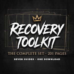 Może przedstawiać: Zestaw dokument&oacute;w cyfrowych zatytułowany RECOVERY TOOLKIT z białym napisem w stylu pędzla i złotą ikoną korony powyżej. Tekst THE COMPLETE SET - 201 PAGES oraz SEVEN GUIDES - ONE DOWNLOAD znajduje się poniżej na ciemnym tle z technicznymi liniami.