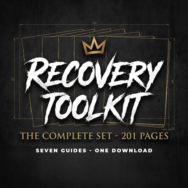 Może przedstawiać: Zestaw dokument&oacute;w cyfrowych zatytułowany RECOVERY TOOLKIT z białym napisem w stylu pędzla i złotą ikoną korony powyżej. Tekst THE COMPLETE SET - 201 PAGES oraz SEVEN GUIDES - ONE DOWNLOAD znajduje się poniżej na ciemnym tle z technicznymi liniami.